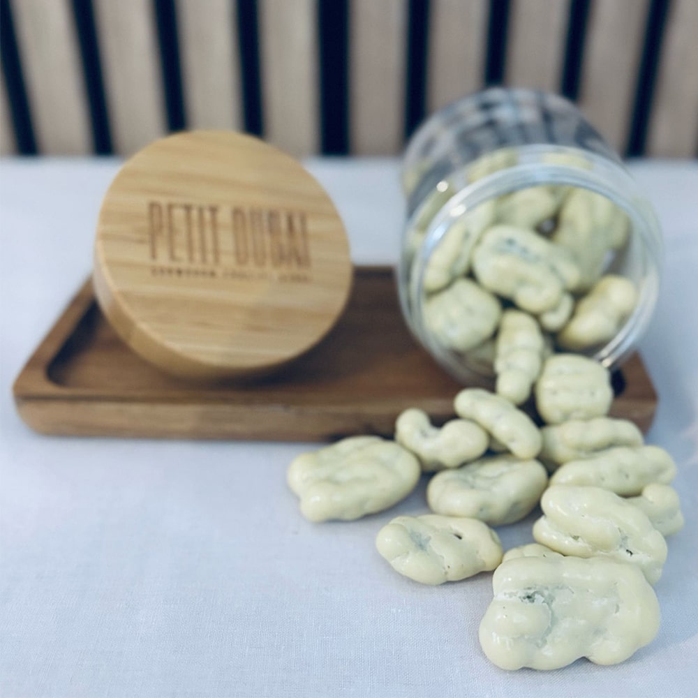 Noix de Pécan Enrobées au Chocolat Blanc renversées