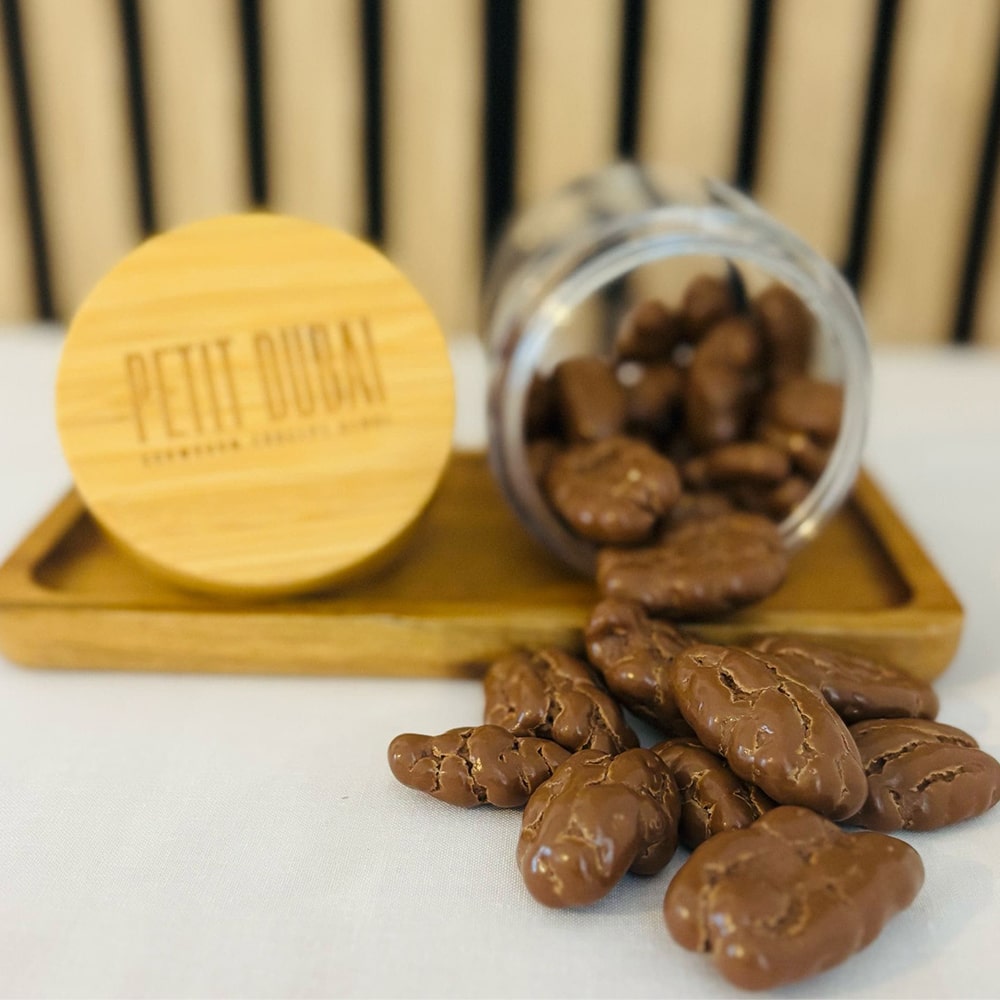 Noix de Pécan enrobées au chocolat au lait renversées